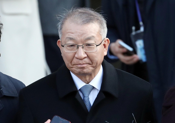 사법행정권 남용 의혹으로 구속영장이 청구된 양승태 전 대법원장이 23일 오후 서울 서초구 서울중앙지방법원에 영장실질심사를 마치고 대기장소인 서울구치소로 향하고 있다./뉴시스