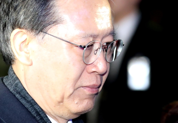 사법행정권 남용 의혹으로 구속영장이 청구된 박병대 전 대법관이 23일 서울중앙지법에서 열린 영장실질심사를 마친 뒤 법원을 나서고 있다./연합뉴스