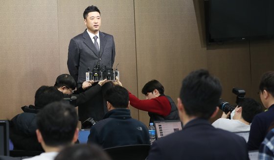 이택근이 지난달 19일 KBO 상벌위원회에 출석해 기자회견을 하고 있다. [중앙포토]