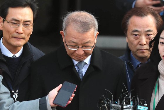 양승태 전 대법원장이 23일 오후 서울중앙지법에서 영장심사를 마치고 검찰차량으로 이동하고 있다. 20190123 최승식 기자