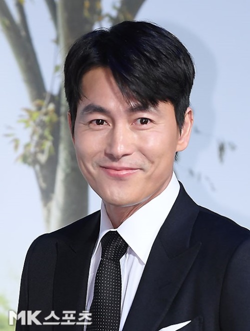 Actor Jung Woo-sung recently apologized for his controversial remarks.Jung posted a short post on his instagram on the afternoon of the 24th, along with a sea photo that could not be known in depth.First of all, I am deeply grateful for your affectionate point of view, he said. If you feel uncomfortable about the object you accept regardless of the intention of the person you express, I think you should avoid the expression and apologize.I will try to look back and reflect on myself, he said. I am grateful for your good teachings again and I express my deep regret and apology to the uncomfortable heart you have felt.Recently, Jung Woo-sung was controversial in an Interview with the movie Witness in Seoul, saying, I have proved that the flower does not fall.