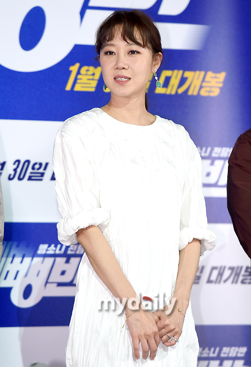 Gong Hyo-jin greets at the media preview of the movie Run-and-Run (director Han Jun-hees distribution showbox) held at Megabox in Dongdaemun, Seoul on the afternoon of the 24th.Run-and-run is a crime entertainment action film that depicts the struggle of a hit-and-run team hit-and-run who is chasing an out-of-control speed-mad businessman.The story of the hit-and-run team, which is an organization within the police that deals only with hit-and-run, will feature Gong Hyo-jin, Ryu Joon-yeol, and Kang Jeong-seok, Yeom Jeong-ah, Jeon Hye-jin, Son Seok-gu, Shiny Ki (Kim Ki-bum) and Lee Sung-min.Opening on the 30th.