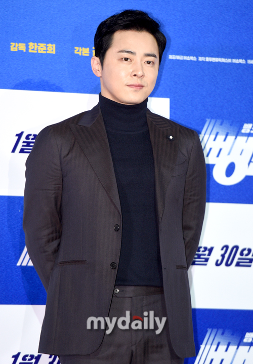 Jo Jung-suk greets the movie Run-Run-Ban (director Han Jun-hees distribution showbox) at the Megabox in Dongdaemun, Seoul on the afternoon of the 24th.Run-and-run is a crime entertainment action film that depicts the struggle of a hit-and-run team hit-and-run who is chasing an out-of-control speed-mad businessman.The story of the hit-and-run team hit-and-run, which is an organization within the police that deals only with hit-and-run, includes Gong Hyo-jin, Ryu Joon-yeol, Jo Jung-suk, Yeom Jeong-ah, Jeon Hye-jin, Son Seok-gu, Shiny Ki (Kim Ki-bum) and Lee Sung-min.Opening on the 30th.