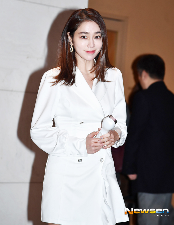 Actor Lee Min-jung attended the new product announcement event of the home appliance brand held on January 24th.Lee Min-jung, who became a beauty model, attended the interview and photo time.Lee Jae-ha
