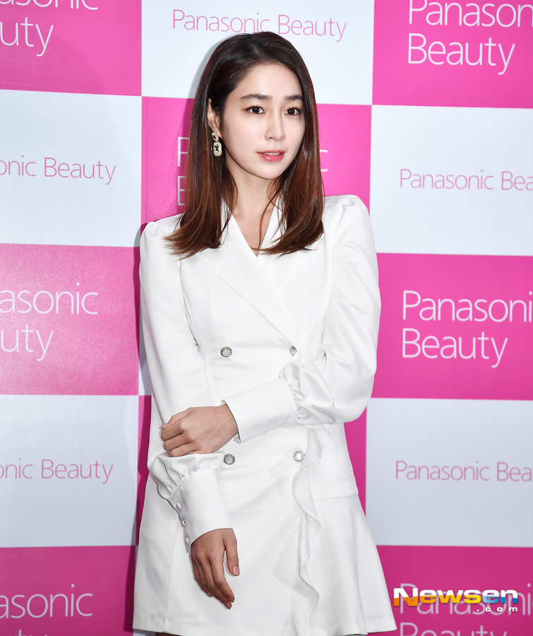 Actor Lee Min-jung attended the new product announcement event of the home appliance brand held on January 24th.Lee Min-jung, who became a beauty model, attended the interview and photo time.Lee Jae-ha