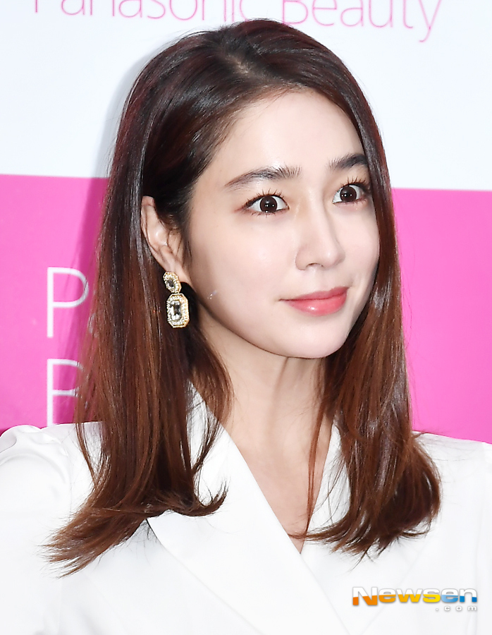 Actor Lee Min-jung attended the new product announcement event of the home appliance brand held on January 24th.Lee Min-jung, who became a beauty model, attended the interview and photo time.Lee Jae-ha