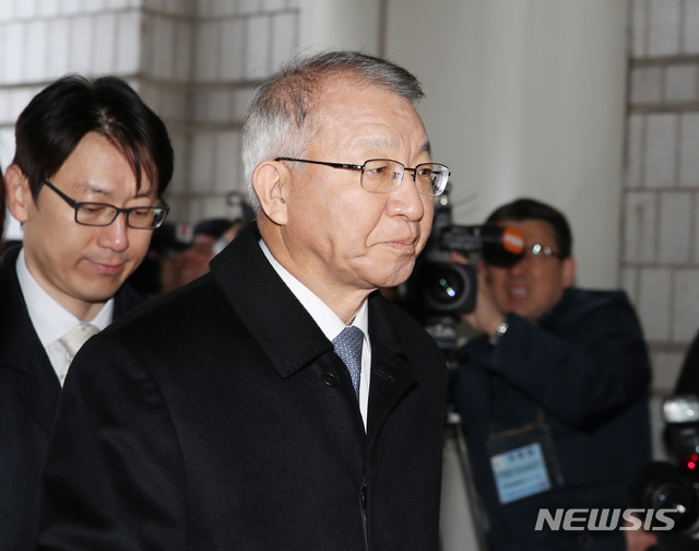 【서울=뉴시스】박미소 수습기자 = 양승태 전 대법원장이 23일 오전 서울 서초구 서울중앙지법에 영장실질심사를 받기 위해 출석하고 있다. 2019.01.23.  misocamera@newsis.com