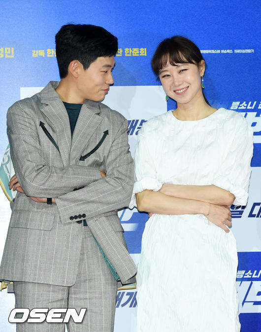 Ryu Joon-yeol and Gong Hyo-jin have photo time at the media distribution preview of the movie Hit-and-Run Ban held at Megabox Dongdaemun, Jung-gu, Seoul on the afternoon of the 24th.