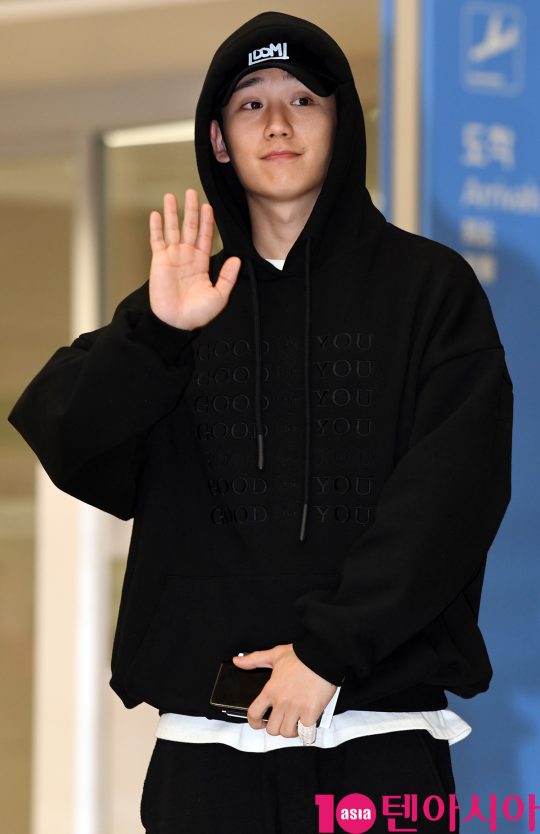 Actor Jung Hae In is showing off his airport fashion by entering Incheon International Airport after finishing filming in the US on the afternoon of the 25th.