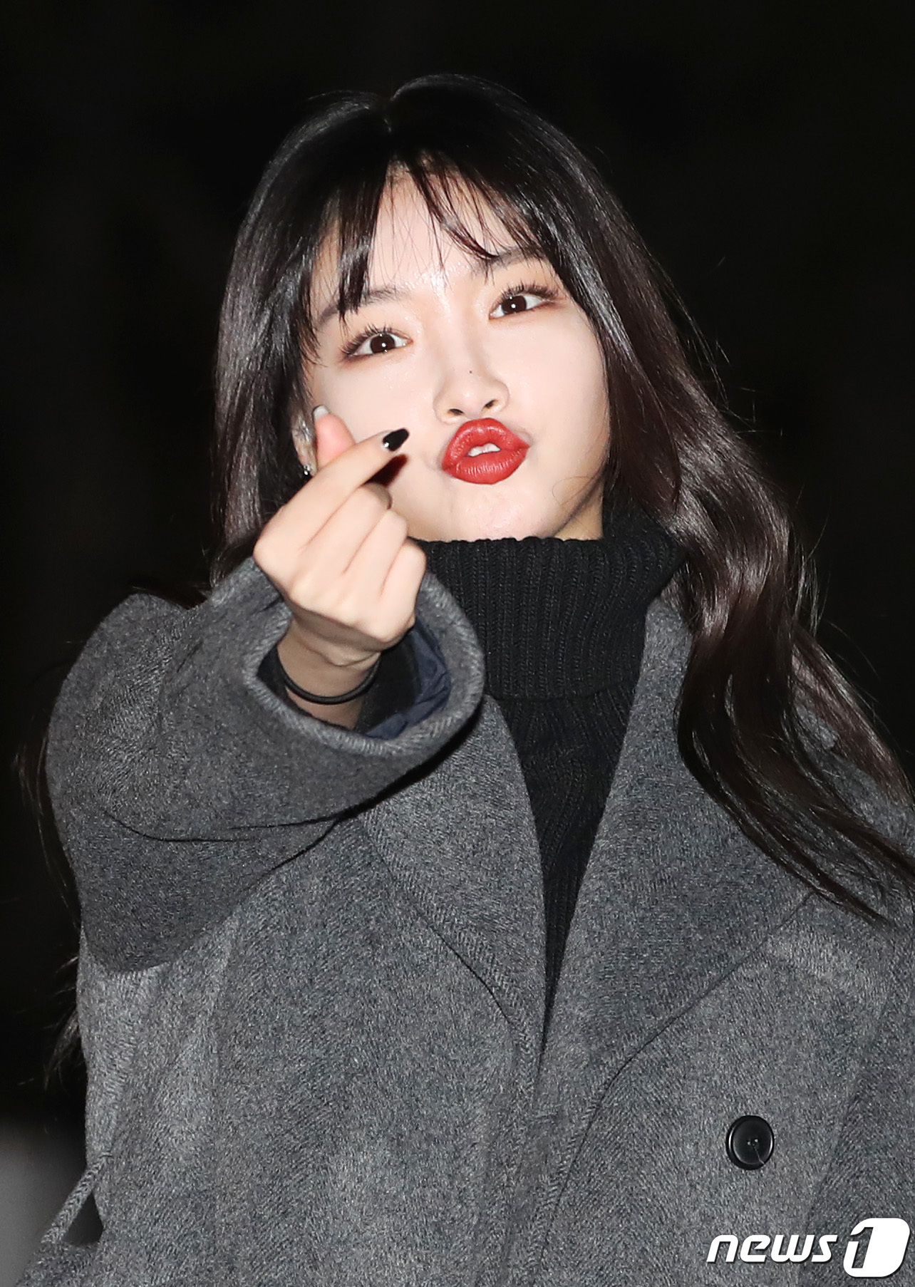 Seoul=) = Singer Chungha attends a rehearsal of KBS2 Music Bank (Mu Bang) at the public hall of KBS New Hall in Yeouido, Seoul, on the morning of the 25th, drawing hearts.2019.1.25