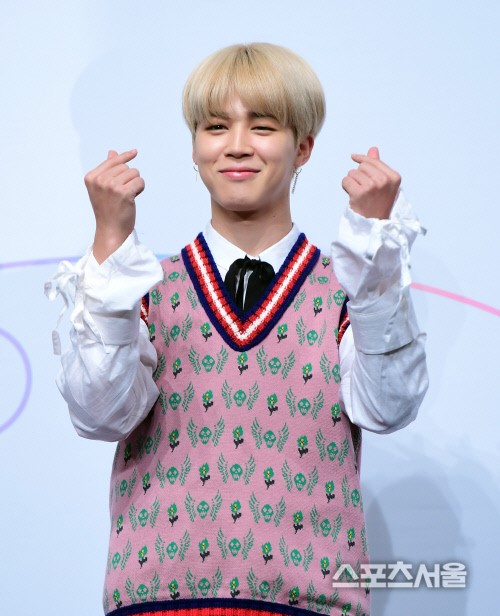 Group BTS Jimins own song Promise has surpassed 30 million streaming sound Cloud.On the 24th, Jimins own song Promise exceeded 30 million streaming in 25 days after the sound source announcement at SoundCloud, the largest free music source site in World.Promise is the first solo song by Jimin, a representative idol BTS member of Korea, who continues to record the record every day. It is a song that gave free music to global fans.This song boasts the most streaming of BTS tracks registered in SoundCloud.Jimin gave Love Live! to more than 50,000 fans who made promise at the Singapore concert on the 19th and gave a hot response.After the concert, we also review our own song Promise with VLove Live! to communicate with fans.To see this, all World Armies have simultaneously connected and become temporary server downs.Meanwhile, to celebrate the 30 million streaming of Promise on the afternoon of the 24th, the hash (#) cheering was followed by #Jimin_1_his own song_30M_ with #Fingers_Jimin_ Promise #PromisebyJimin30M and others.