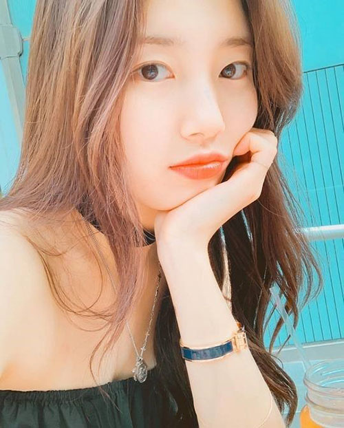 Singer and actor Bae Suzy showed off her charm.Bae Suzy uploaded several photos in succession to her Instagram on Saturday, with the caption Soon.In the photo, Bae Suzy also boasted humiliating visuals in a nearby camera angle, showing off her clean skin texture without any blemishes, and admiring it.In the photo, she wore an off-shoulder costume and attracted attention by radiating sexy charm. She added purity with a long brown wave head.A hand-held chin pose caused fans to simmungIt was lovely to drink a drink with a straw in what looked like a cafe.Fans responded such as It is so beautiful, It is beautiful to live alone in the world, I am so excited about the drama!, It is beautiful, really and It is beautiful.On the other hand, Bae Suzy will appear with singer and actor Lee Seung Gi in SBS new drama Bae Bond which is broadcasted in May.Photo  Bae Suzy SNS