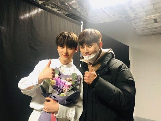 <p>Hwang Min-hyun is his Instagram, today was so happy. Thank you. And standard form, and thank you.with Park Seo-joon and with the photos to eye-catching.</p><p>Especially the look-a-like famous for two people, meeting fans of heartwarming elegance.</p><p>24, started, Wanna One Last Concert 2019 Wanna One Concert Thereforethe 27th Seoul and washing SkyDome held in. Last year 12 31 end of activity end for Wanna One 4-day Concert to the fans and a last goodbye.</p>