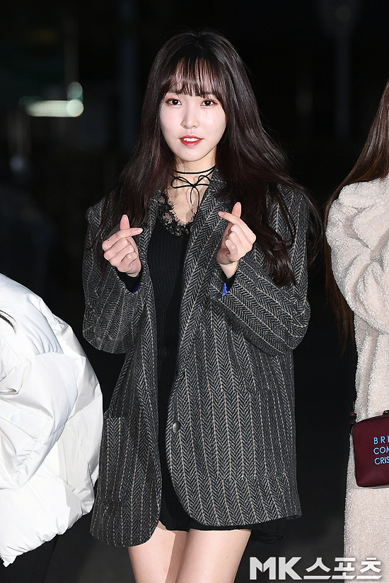 KBS 2TV Music Bank rehearsal was held at the public hall of KBS New Building in Yeouido, Yeongdeungpo-gu, Seoul on the 25th.Girl group GFriend member Yuju poses on the way to work for Music Bank rehearsal.