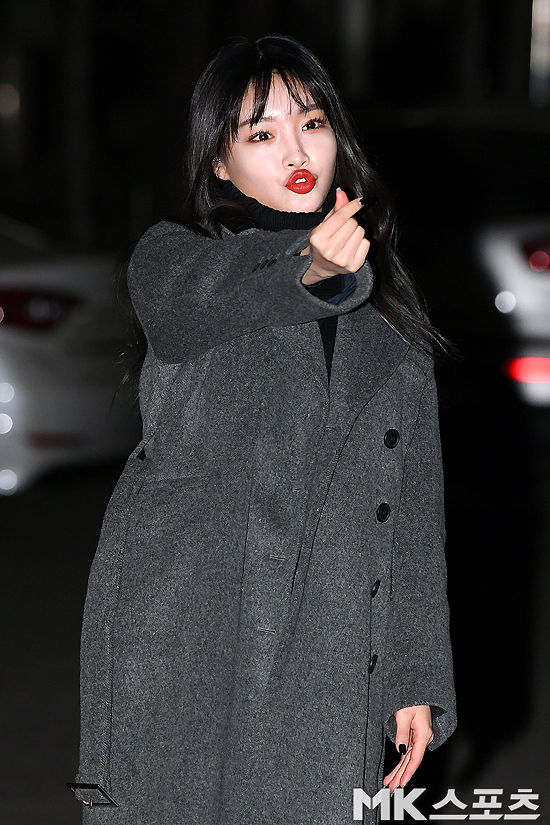 KBS 2TV Music Bank rehearsal was held at the public hall of KBS New Building in Yeouido, Yeongdeungpo-gu, Seoul on the 25th.Singer Chungha poses on her way to work for Music Bank rehearsal
