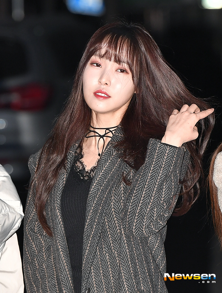 Singer GFriend Yuju has a photo time ahead of the rehearsal of KBS 2TV Music Bank held at the public hall of KBS New Pavilion in Yeouido-dong, Yeongdeungpo-gu, Seoul on January 25th.useful stock