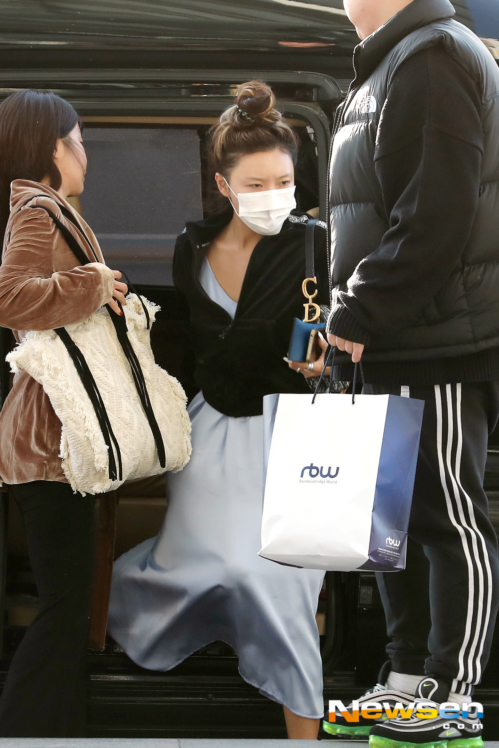 MAMAMOO (MAMAMOO) members Sola, Moonbyeol, Wheein and Hwasa said through the Incheon International Airport in Unseo-dong, Jung-gu, Incheon on the morning of January 25, 2019 MAMAMOO [HELLO!MOMOO] Asia Fan Meeting in Bangkok schedule to attend the departure to Thailand Bangkok.MAMAMOO (MAMAMOO) member Hwasa is leaving for Thailand Bangkok.exponential earthquake