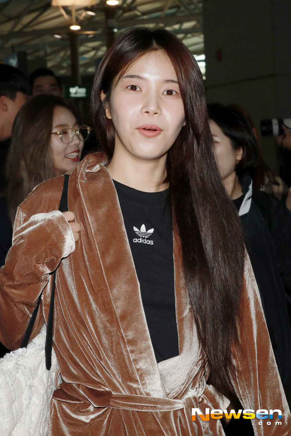 Mamamu (MAMAMOO) members Sola, Moonbyeol, Wheein and Hwasa said through Incheon International Airport in Unseo-dong, Jung-gu, Incheon on the morning of January 25, 2019 MAMAMOO [HELLO!MOMOO] Asia Fan Meeting in Bangkok schedule to attend the departure to Bangkok, Thailand.Mamamu (MAMAMOO) member Sola is leaving for Bangkok, Thailand.exponential earthquake