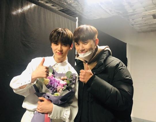 Wanna One Hwang Min-hyun and actor Park Seo-joons two shots are open to the public.On the 24th, Hwang Min-hyun released a picture on his instagram with an article entitled I was so happy today! Thank you, and thank you for coming to Seo Jun-hyung.The photo showed Hwang Min-hyun staring at the camera with a bright smile with actor Park Seo-joon, and the two people, who boasted a similar appearance, caught the eye.On the other hand, Wanna One will hold its last concert at Gocheok Sky Dome in Seoul from 24th to 27th.Photo: Instagram