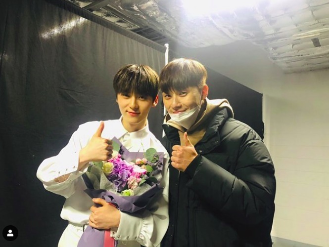 <p> Group Wanna One Hwang Min-hyun this Wanna One Concert, people actor Park Seo-joon and the warming look to the public.</p><p>Hwang Min-hyun is the past 24 - today was so happy! Thank you. And standard type and thank you.with one picture to the public.</p><p>Public photos on Wanna One Concert with after the end of the waiting room at Hwang Min-hyun and Park Seo-joon, this met all our won. Hwang Min-hyun this holding a bouquet, and Park Seo-joon and with the thumb and pose for the warming.</p><p>Wanna One is coming on the 27th Seoul and washing SkyDome in 2019 Wanna One Concert der(Wanna One Concert Therefore)to hold the fans and say their goodbyes.</p>