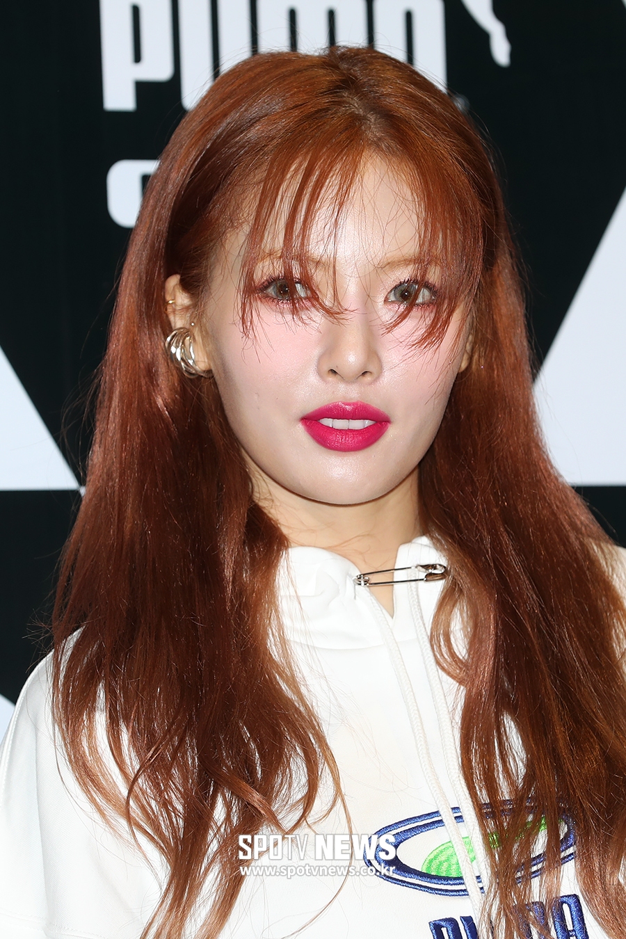 Hyuna, Boy Friend-like Face Singer Hyuna poses at a studio opening ceremony for Sports Brand at the Seoul Hannam-dong beadmoa billiards hall on the afternoon of the 25th.