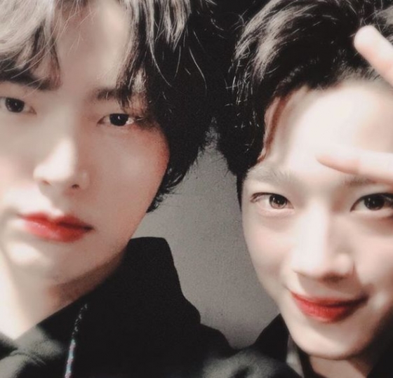 Actor Ahn Jae-hyun and singer Rai Kwan-rin showed off their brilliant visuals.Ahn Jae-hyun posted a picture on his instagram on Saturday afternoon.In the photo, Ahn Jae-hyun looked at the camera with a chic look, and the image of Rygwanrin smiling with a fresh smile beside her stands out.The netizens who responded to this responded such as cute, Zheng He, beautiful next to a good-looking child.Meanwhile, Ahn Jae-hyun played Ryu Eun-ho in the JTBC drama Beauty Inside, which last November.