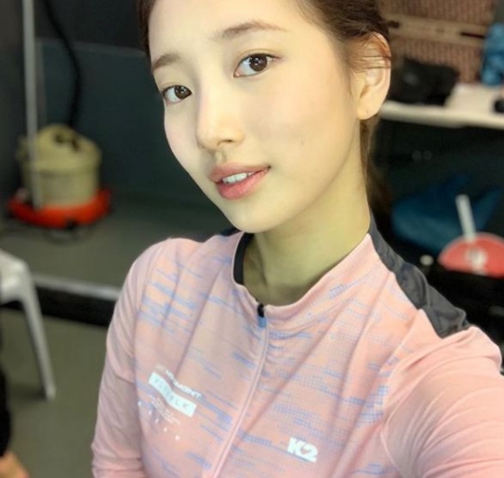 Singer and actor Bae Suzy showed off her glowing beauty during the commercial shoot.Bae Suzy posted a picture on her instagram on SaturdayIn the photo, Bae Suzy looked at the camera in a hiking suit, which features Bae Suzys innocent beauty and clear skin.The netizens who responded to this responded such as Beautiful, Expecting advertisement and The clothes are getting Bae Suzy.Meanwhile, Bae Suzy will appear on SBS drama Bae Bond which will be aired in May.