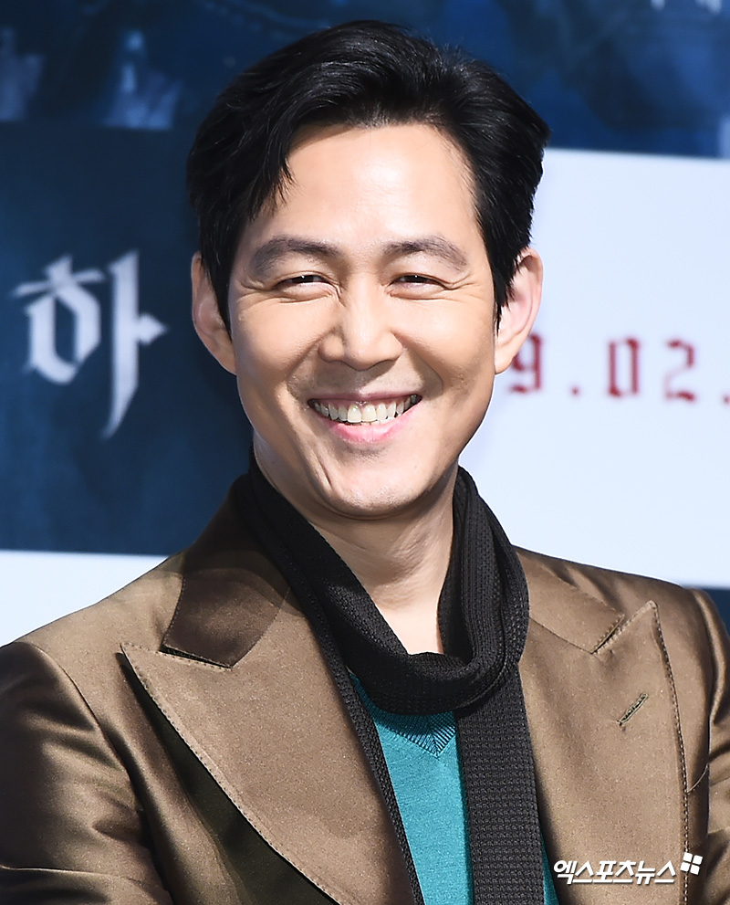 Actor Lee Jung-jae, who attended the production report of the movie Sabaha held at CGV Apgujeong branch in Sinsa-dong, Seoul on the 25th, is giving a greeting.