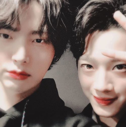 Actor Ahn Jae-hyun posted a close selfie with group Wanna One member Li Kwanlin.Ahn Jae-hyun released a piece of Selfie with emojis on her Instagram page on Saturday.In the photo he is wearing a black hoodie and looking at the lichen and camera, with Ahn Jae-hyun revealing his handsome look with charming eyes.So, Rygwanrin also showed off his handsome face with a shy expression.The two men had an unexpected friendship through SNS last June.Li Kwanlin meets with fans through Wanna One Concert 2019 Wanna One Concert [Therefore] from the 24th to the 27th.Photo = Li Kwanlin Instagram