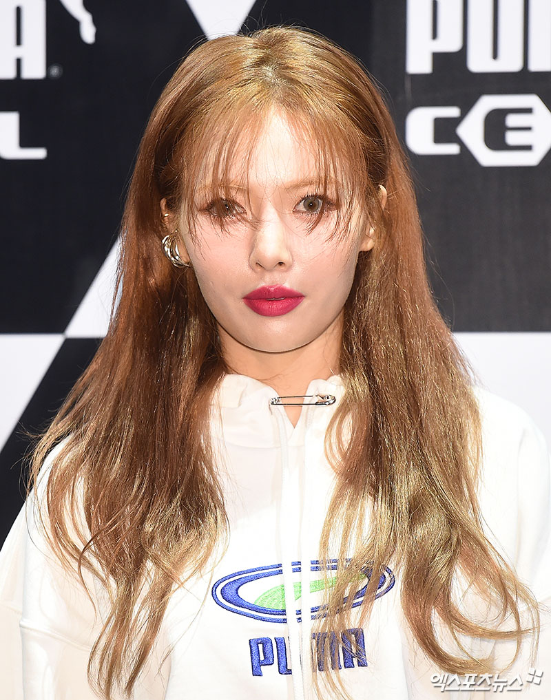 Singer Hyona, who attended a sports brands studio opening ceremony held at the Gusul Moa pool in Hannam-dong, Seoul on the afternoon of the 25th, poses.