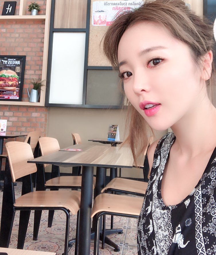 Singer Hong Jin-young has reported on his recent trip.On the 25th, Hong Jin-young posted a picture on his instagram with an article entitled Pattaya. I have to rest for a few days and go to Korea again and work hard.In the open photo, Hong Jin-young is enjoying the relaxation of taking a self-portrait at a restaurant. The humiliating skin and the watery visuals give the viewers an admiration.On the other hand, Hong Jin Young is appearing on SBS Ugly Our Little with her sister Hong Sun Young.Photo = Hong Jin-young Instagram