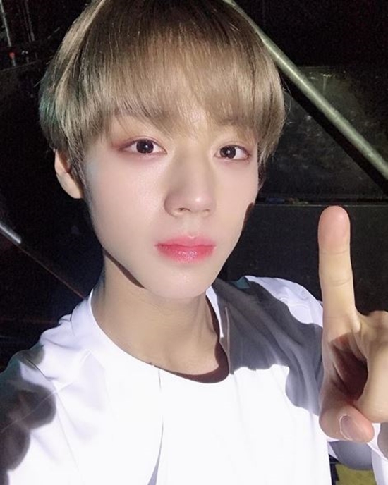 Wanna One Park Jihoon has released a lovely selfie.Park Jihoon said on his 24th day, I was so happy and happy to be able to finish the first cone successfully today. Thank you and I will be a hard-working Ji-hoon!And posted a picture.In the photo, Park Jihoon is staring at the camera with his blonde hair. Park Jihoon boasted a only tear visual with big eyes and red lips.Wanna One Concert Therefore, which will be held at Gocheok Sky Dome from April 24th to 27th, will be completed for the last four days, including Park Jihoon, Kang Daniel, Lee Dae-hui, Kim Jae-hwan, Ong Sung Woo, Park Woo-jin,Photo = Park Jihoon Instagram
