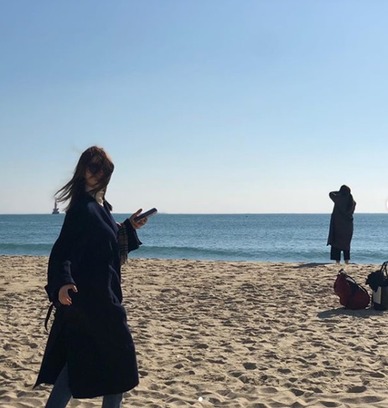 Actor Shin Se-kyung enjoyed his trip to Busan.Shin Se Kyung posted two photos on his instagram with emoticons on the 24th.In the open photo, Shin Se-kyung feels the wind blowing against the beach, and his hair seems to be pleasant even when it is rolled.In another photo, Shin Se Kyung is wearing sunglasses and making a bright smile.On the other hand, Shin Se Kyung is appearing on TVN entertainment program Pocha without Borders.Photo: SNS of Shin Se Kyung