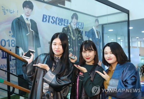 강남페스티벌에서 만나는 방탄소년단 한복 (서울=연합뉴스) 류효림 기자 = 28일 서울 강남구 압구정동 강남관광정보센터에서 열린 2018 강남페스티벌 방탄소년단 한복체험 특별전에서 일본인 관광객들이 한복체험을 하며 기념촬영을 하고 있다. 2018.9.28 ryousanta@yna.co.kr