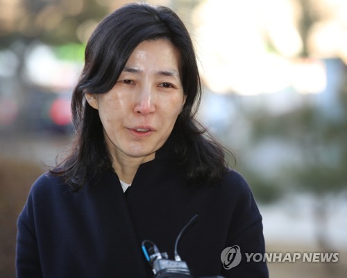 법정 출석하는 삼양식품 김정수 사장 (서울=연합뉴스) 김도훈 기자 = 회삿돈 약 50억원을 횡령한 혐의를 받는 삼양식품 김정수 사장이 25일 오전 서울 도봉구 서울북부지방법원에서 열린 선고 공판에 출석하고 있다.      삼양식품 전인장 회장과 부인인 김정수 사장은 2008년부터 2017년 9월까지 삼양식품이 계열사로부터 납품받은 포장 박스와 식품 재료 중 일부를 자신들이 설립한 페이퍼컴퍼니로부터 납품받은 것처럼 꾸며 총 50억 원을 빼돌린 혐의로 재판에 넘겨졌다.      이날 전 회장은 징역 3년, 김 사장은 징역 2년에 집행유예 3년을 선고 받았다.  superdoo82@yna.co.kr