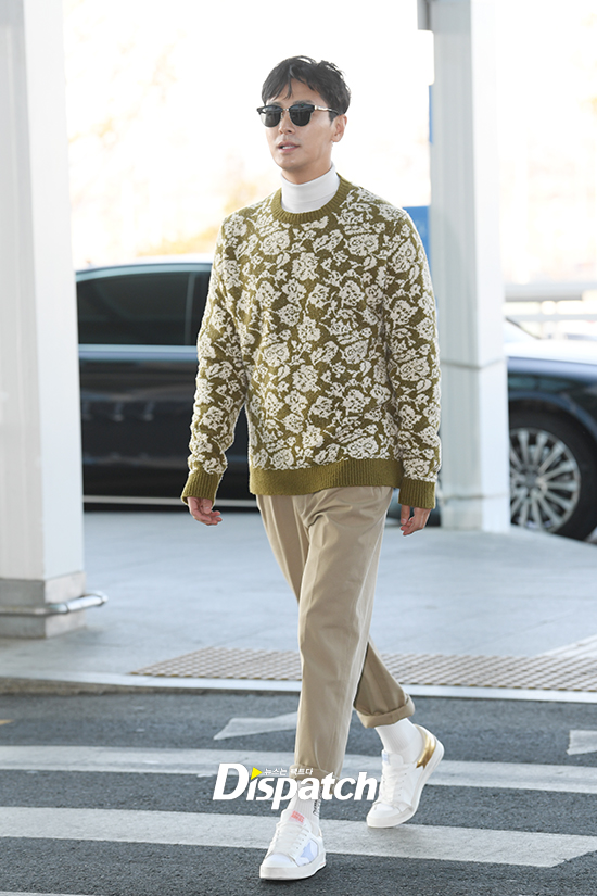 Actor Ju Ji-hoon left for Bali, Indonesia, through Incheon International Airport on the afternoon of the 26th.Ju Ji-hoon completed an extraordinary airport fashion with green knit and cotton pants.Walking towards The Earrings of Madame de...I got a cock.The Earrings of Madame de... sniper