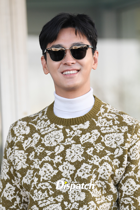 Actor Ju Ji-hoon left for Bali, Indonesia, through Incheon International Airport on the afternoon of the 26th.Ju Ji-hoon completed an extraordinary airport fashion with green knit and cotton pants.Walking towards The Earrings of Madame de...I got a cock.The Earrings of Madame de... sniper