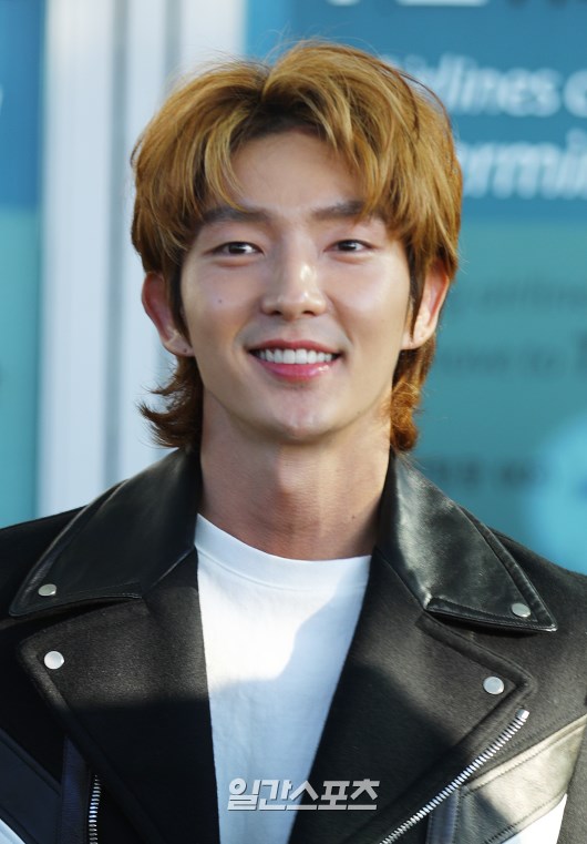Lee Joon-gi poses as he enters the departure hall2019.01.26