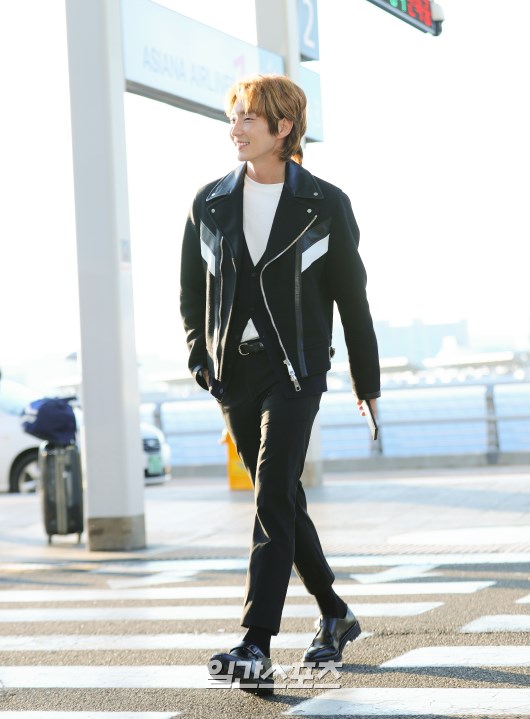 Lee Joon-gi poses as he enters the departure hall2019.01.26