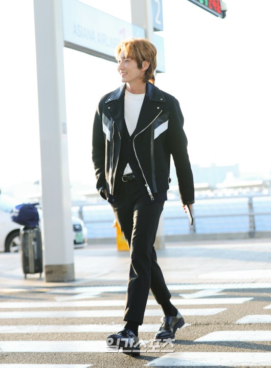 Lee Joon-gi poses as he enters the departure hall2019. 01. 26
