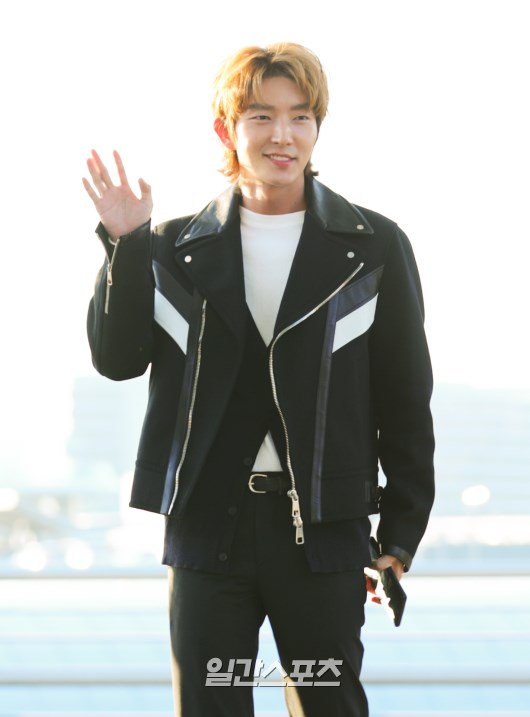 Lee Joon-gi poses as he enters the departure hallPark Chan-woo 2019.01.26