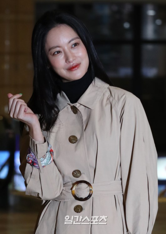 Oh Yeon-seo is entering the departure hall.Park Chan-woo 2019.01.26