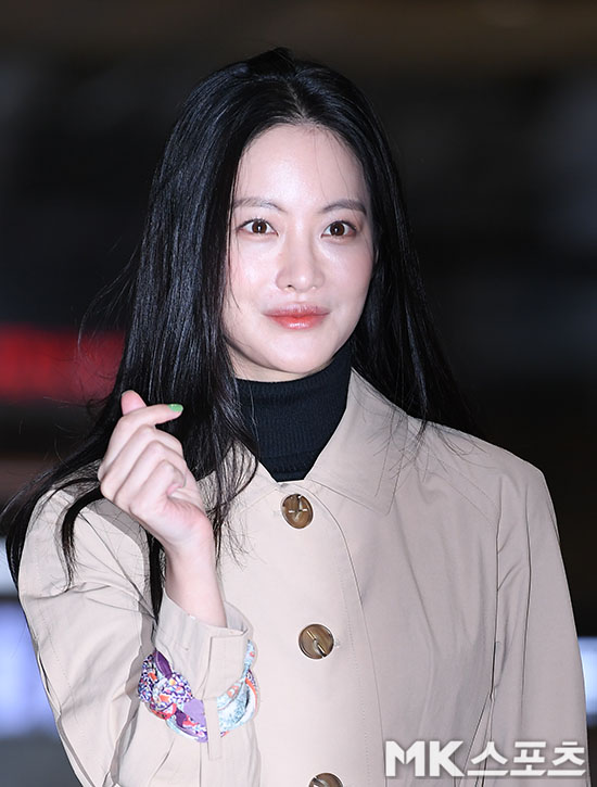 Actor Oh Yeon-seo left for Japan through Gimpo Airport on the afternoon of the 26th.Oh Yeon-seo, who moves to the departure hall with a bright expression.