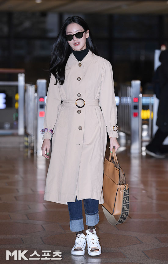 Actor Oh Yeon-seo left for Japan through Gimpo Airport on the afternoon of the 26th.Oh Yeon-seo, who moves to the departure hall with a bright expression.