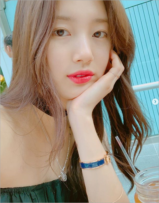 Actor Bae Suzy showed off her dazzling beauty of her daily life.Bae Suzy posted a photo on her Instagram page on Saturday.In the photo, Bae Suzy is a beautiful beauty of off-shoulder, and it contains a beautiful picture in everyday life, such as a self-photo of a camera and a comfortable tee and drinking a drink.Meanwhile, Bae Suzy is appearing on SBS Bae Bond with Lee Seung Gi and is about to broadcast in May.