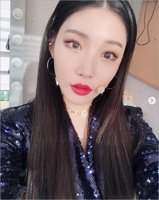 Singer Chungha has presented a deadly charm winkChungha posted a picture on his 26th day with his article Todays Chungha in the center of # Music, which showed a wonderful stage today.He was wearing a music broadcasting stage costume wearing a spangle jacket in the public photo and winked and showed off his beautiful beauty.On the other hand, Chungha has released a new song Twelve oclock and is popular with various music programs.