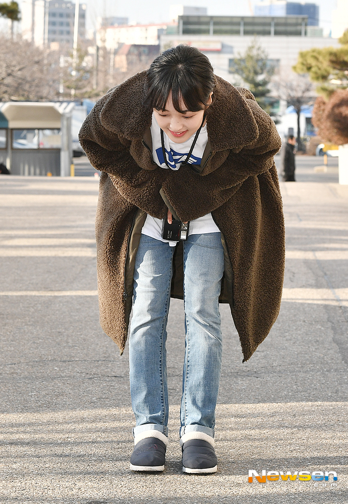 Actor Kim Bo-ra greets him during a recording of KBS 2TV Happy Together Season 4 at the KBS annex in Yeouido-dong, Yeongdeungpo-gu, Seoul, on the morning of January 26.useful stock