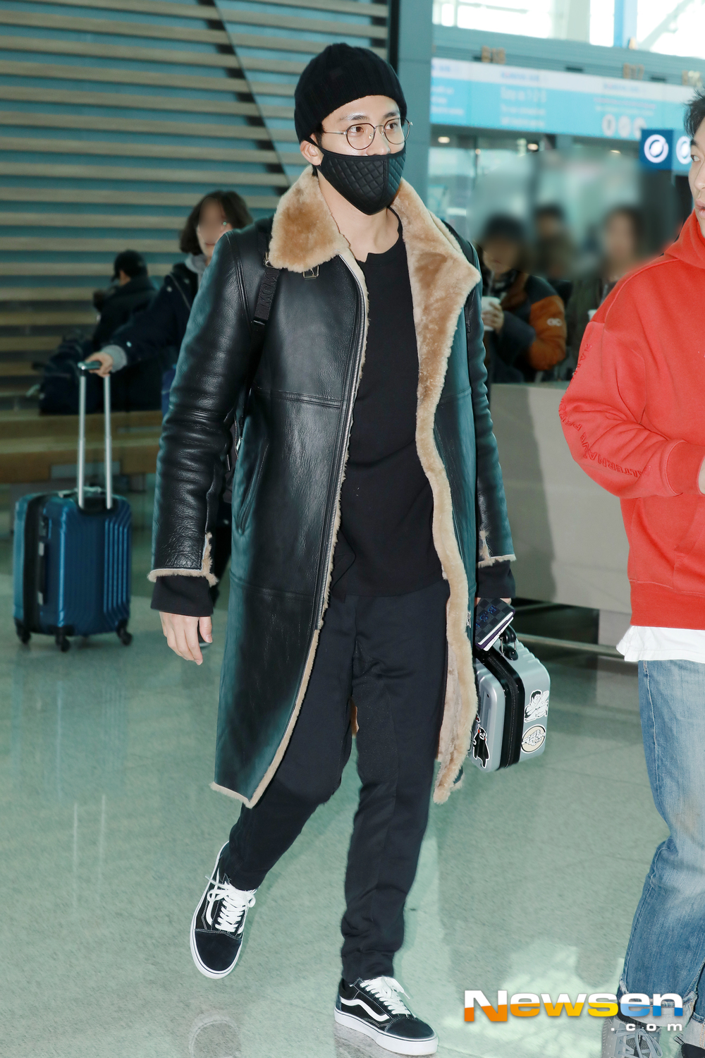 Actor Sung Hoon is leaving for Hong Kong on the afternoon of January 26th, showing airport fashion through Incheon International Airport in Unseo-dong, Jung-gu, Incheon.exponential earthquake