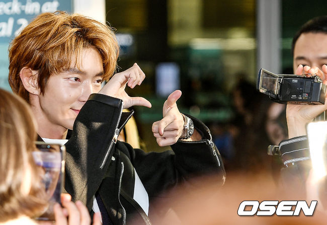 Actor Lee Joon-gi is leaving Incheon International Airports first passenger terminal on the morning of the 26th.Lee Joon-gi is heading to the departure hall.