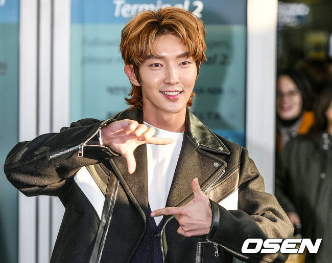 Actor Lee Joon-gi is leaving for Taiwan through Incheon International Airports first passenger terminal on the morning of the 26th.Lee Joon-gi is heading to the departure hall.